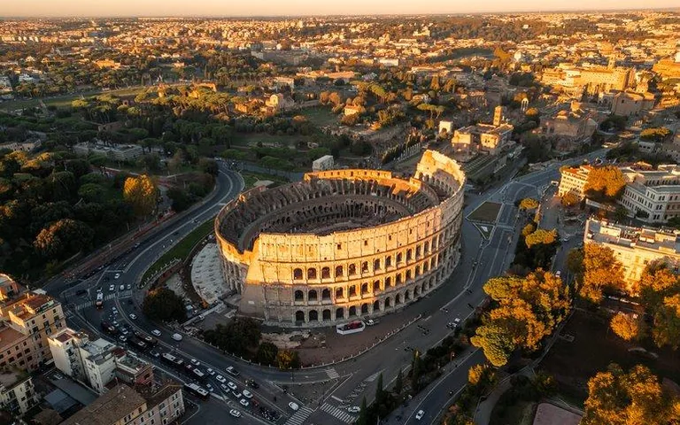 Il Colosseo e Roma vista dall’alto